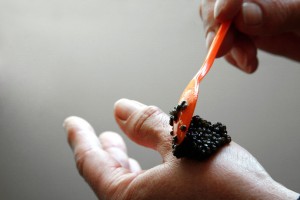 main-et-caviar-2