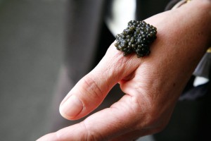 main-et-caviar-3